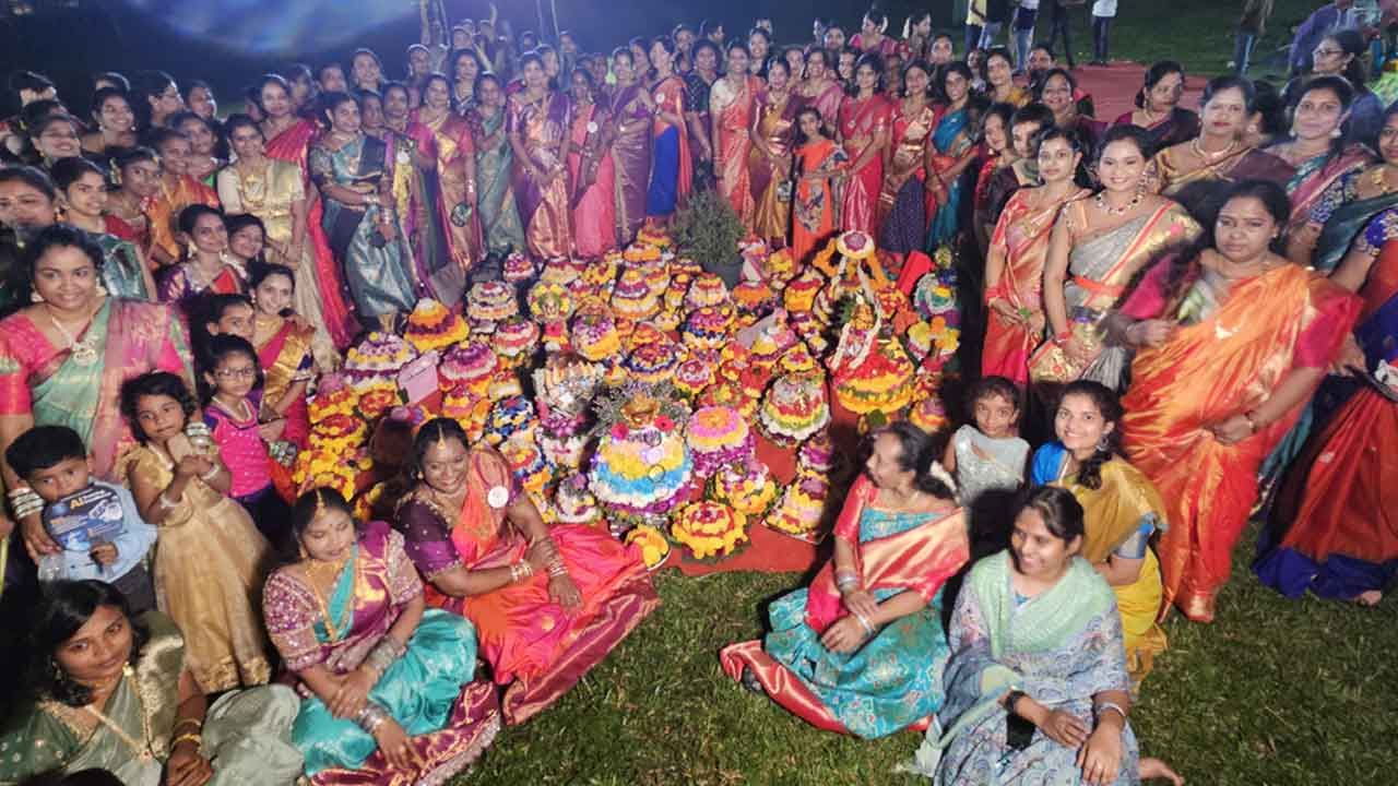 NRI | తెలంగాణ కల్చరల్ సొసైటీ సింగపూర్ ఆధ్వర్యంలో ఘనంగా బతుకమ్మ సంబురాలు