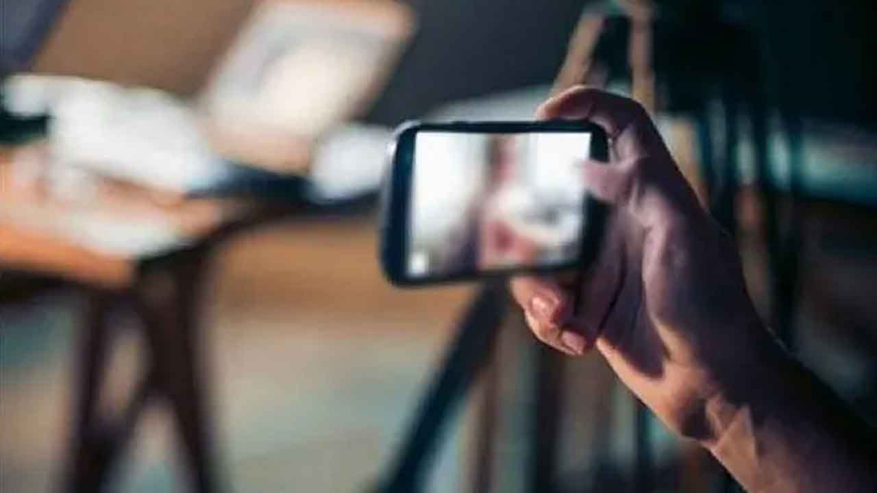 Obscene videos | సోషల్‌ మీడియాలో అసభ్యకర వీడియోలు.. అసిస్టెంట్‌ డైరెక్టర్‌ పై కేసు నమోదు