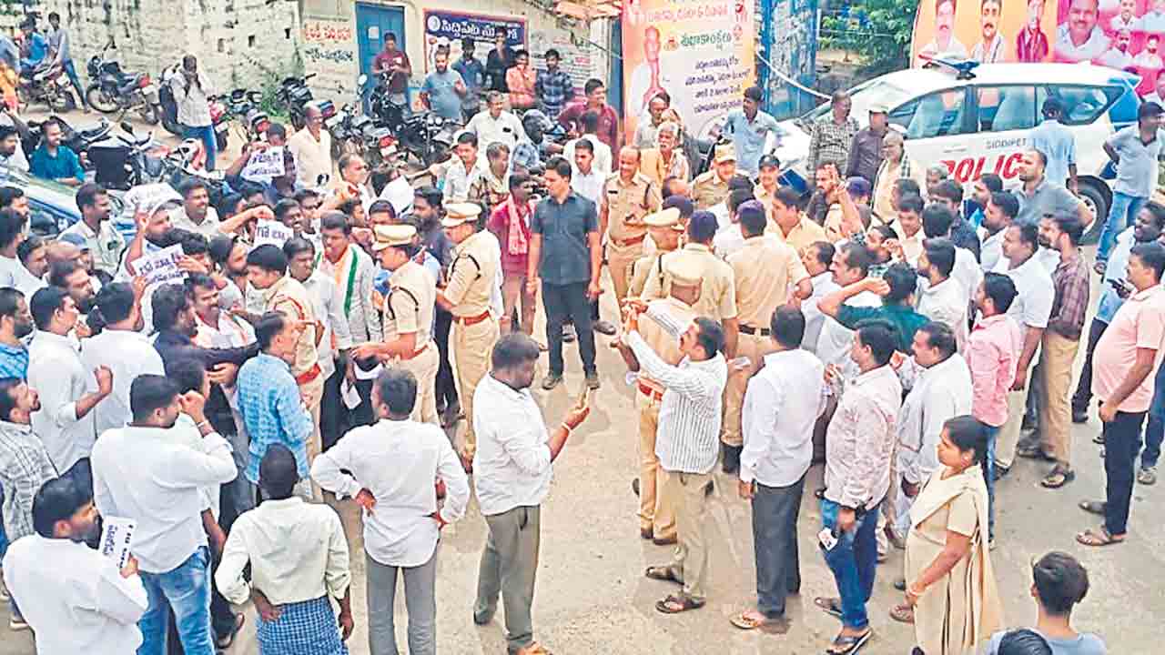 ఆయిల్‌పామ్‌ అవగాహన సదస్సు వద్ద ఆందోళన