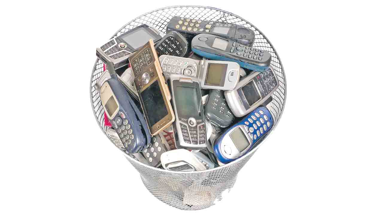 Mobile Phones | పాత ఫోన్లు అమ్మితే.. కొత్త చిక్కులు తప్పవు
