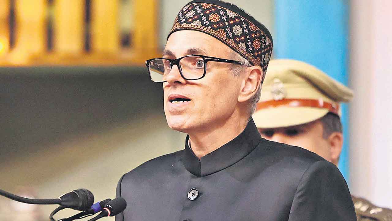 జమ్ముకశ్మీర్‌ ముఖ్యమంత్రిగా ఒమర్‌ అబ్దుల్లా ప్రమాణం