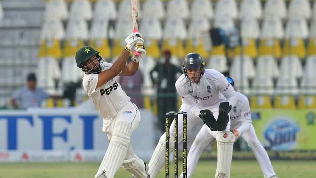 ఇంగ్లండ్‌ లక్ష్యం 297