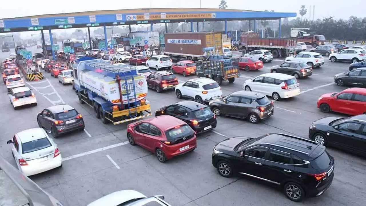 Panthangi Toll Plaza | పట్నం జనం పల్లెబాట.. పంతంగి టోల్‌ప్లాజా వద్ద వాహనాల రద్దీ