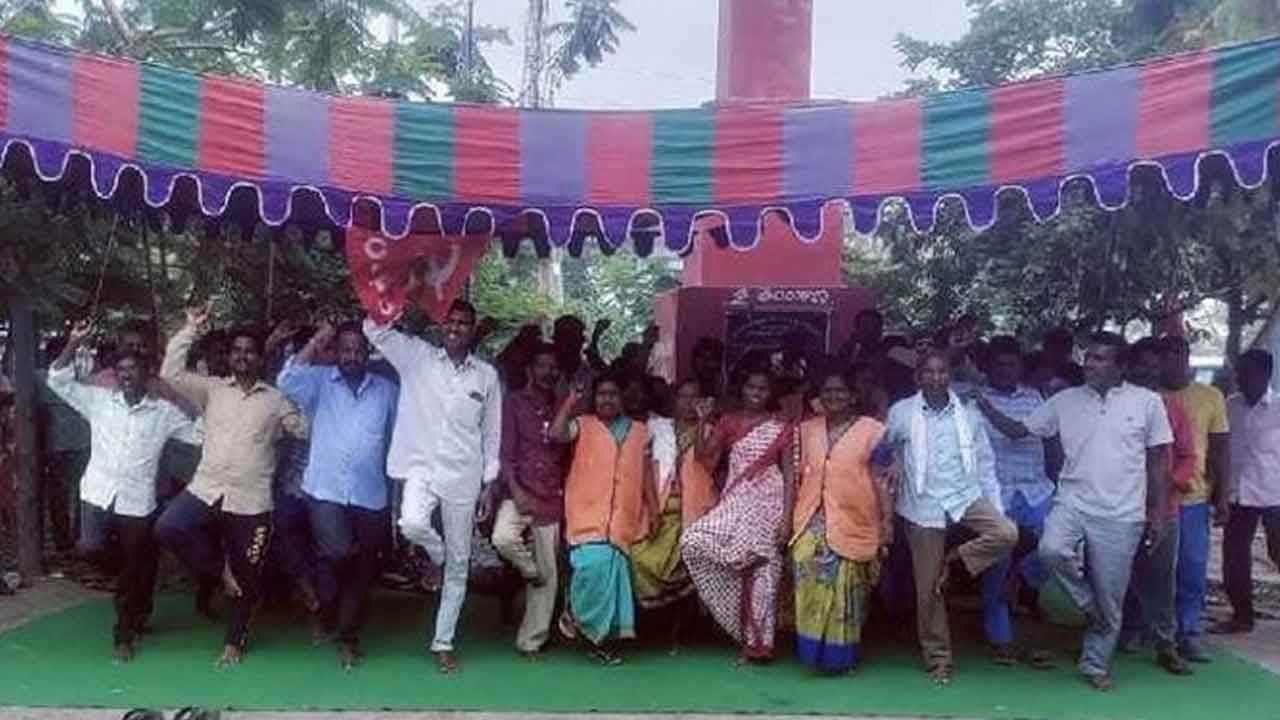 Nirmal | జీతాలు చెల్లించాలని ఒంటి కాలిపై నిలబడి నిరసన తెలిపిన మున్సిపల్ కార్మికులు