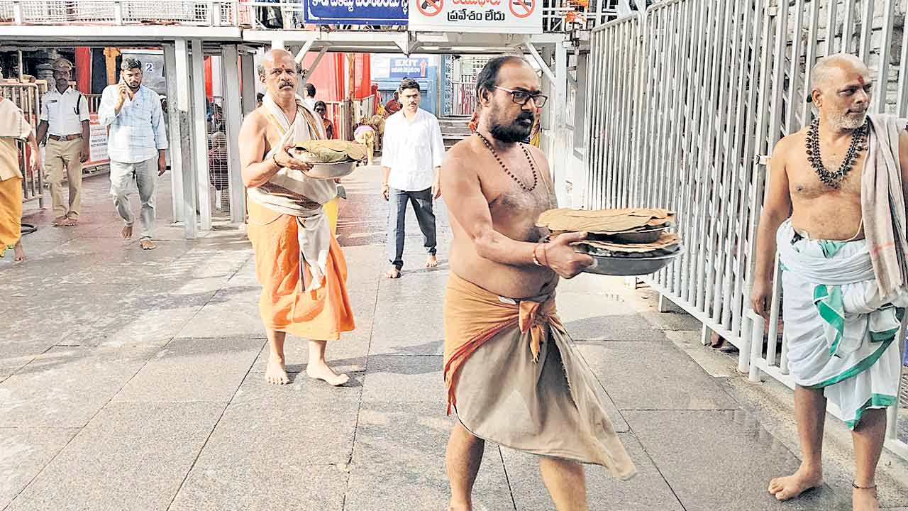 Minister Konda Surekha | శివుడి కన్నా సురేఖ ఎక్కువా? ఎములాడ రాజన్నకు నైవేద్య సేవ ఆపి మంత్రితో పూజలు