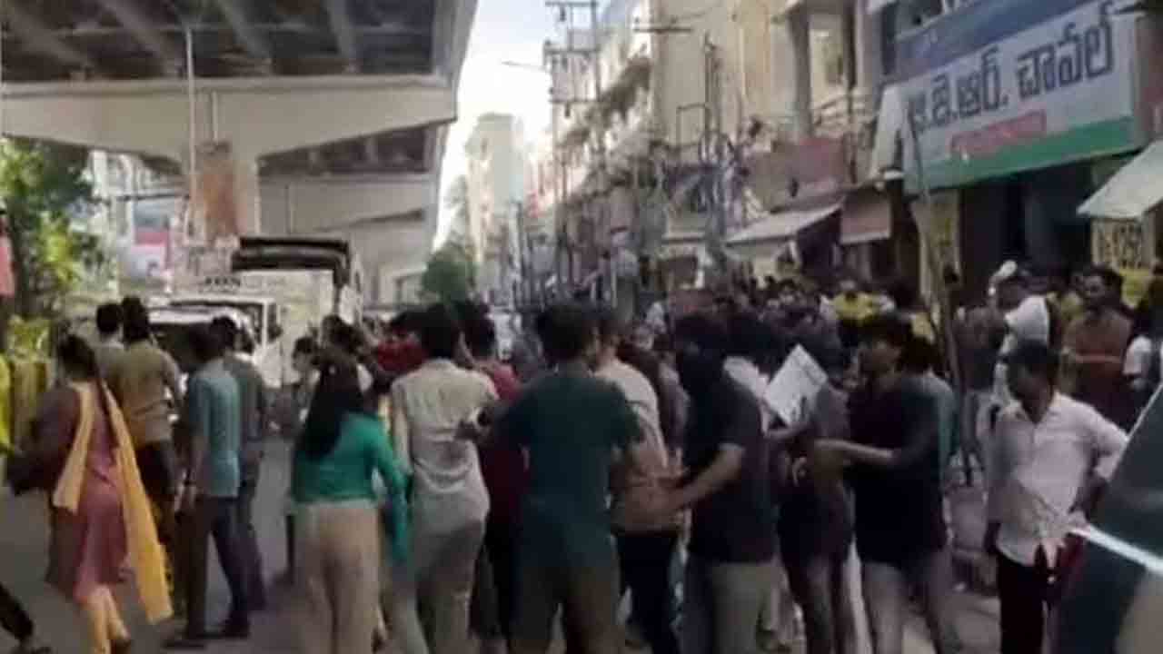 Lathi Charge | కుక్కల్ని కొట్టినట్టు కొట్టిన్రు.. గ్రూప్స్‌ ఉద్యోగార్థుల ఆక్రందన