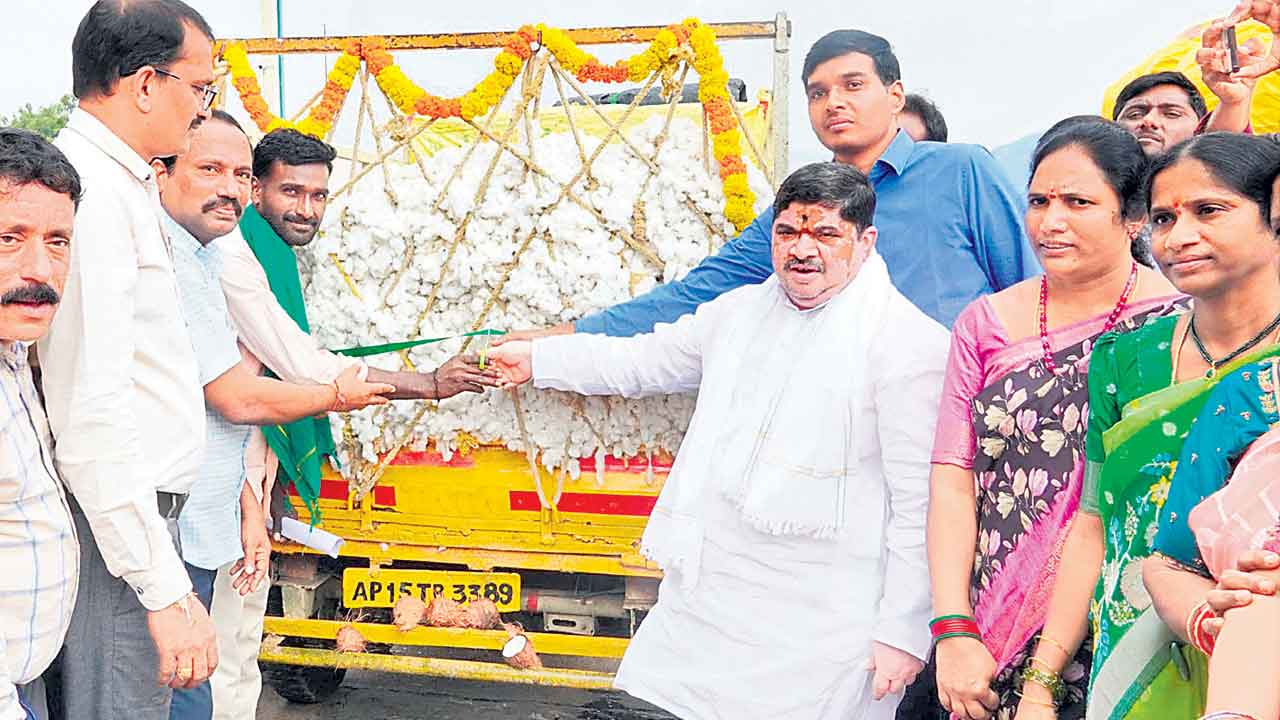 కొనుగోలు కేంద్రాల్లోనే పత్తి విక్రయించాలి