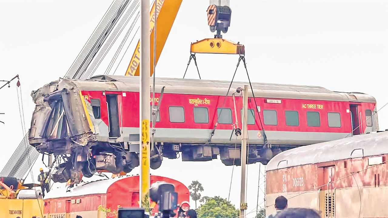 Chennai Train Accident | బాలాసోర్ను గుర్తు చేసేలా చెన్నై రైలు ప్రమాదం.. ప్రశ్నార్థకంగా ప్రయాణికుల భద్రత