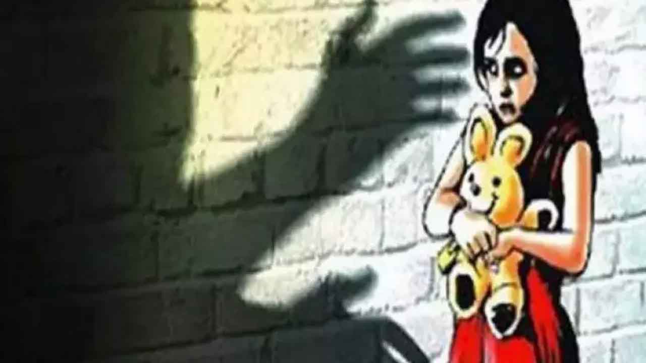 స్నేహితుడి కుమార్తె బట్టలిప్పి.. అసభ్యంగా తాకి.. వనపర్తిలో కామాంధుడి పైశాచికత్వం