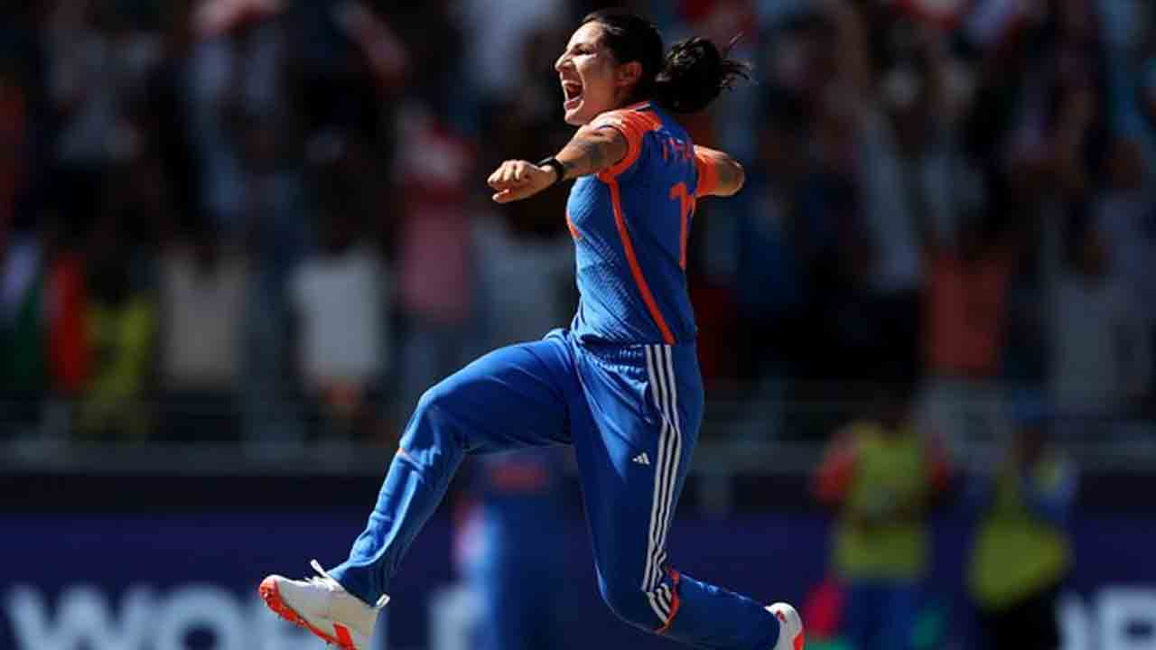 INDW vs PAKW | తొలి ఓవ‌ర్లోనే వికెట్.. కుప్ప‌కూలిన పాక్ టాపార్డ‌ర్.. 10 ఓవ‌ర్ల‌కు స్కోర్..?