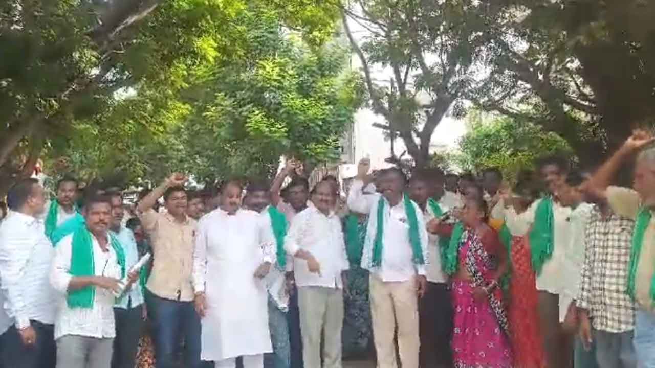 RRR farmers | మంత్రి కోమటిరెడ్డి ఇంటిని ముట్టడించిన ట్రిపుల్ ఆర్ రైతులు.. అంతా సీఎం చేతిలో ఉందని తప్పించుకున్న మంత్రి : వీడియో