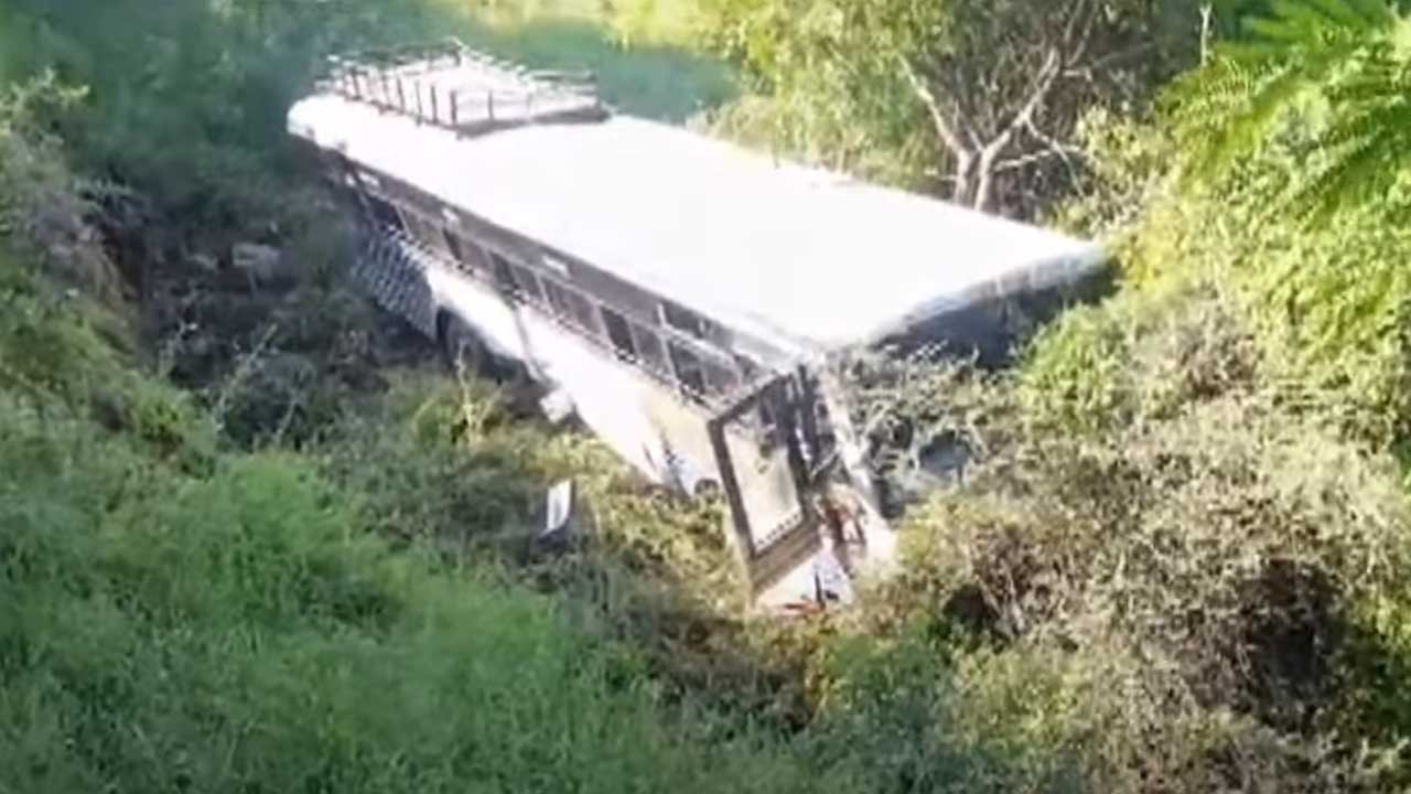 RTC Bus | 30 అడుగుల లోయలో పడిన ఆర్టీసీ బస్సు..