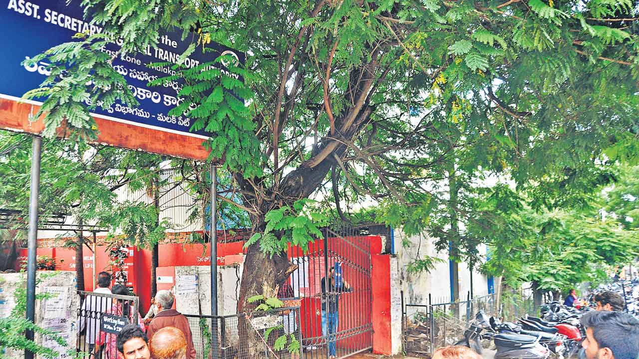 ఆర్టీఓ ఆఫీసుల్లో సిబ్బంది కొరత