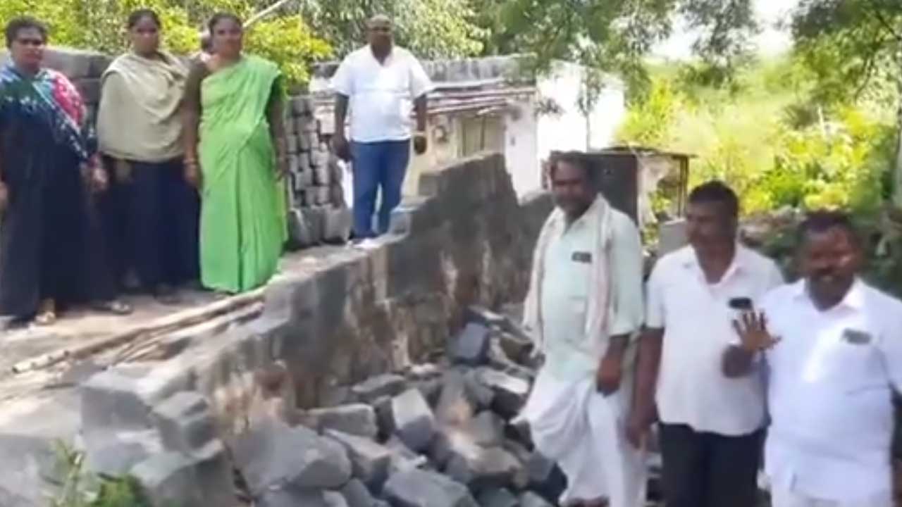 Nagarjuna Sagar | నాగార్జున సాగర్‌లో పేదోడి ఇంటిపై బుల్డోజర్‌.. ఆగ్రహం వ్యక్తం చేస్తున్న నిరుపేదలు