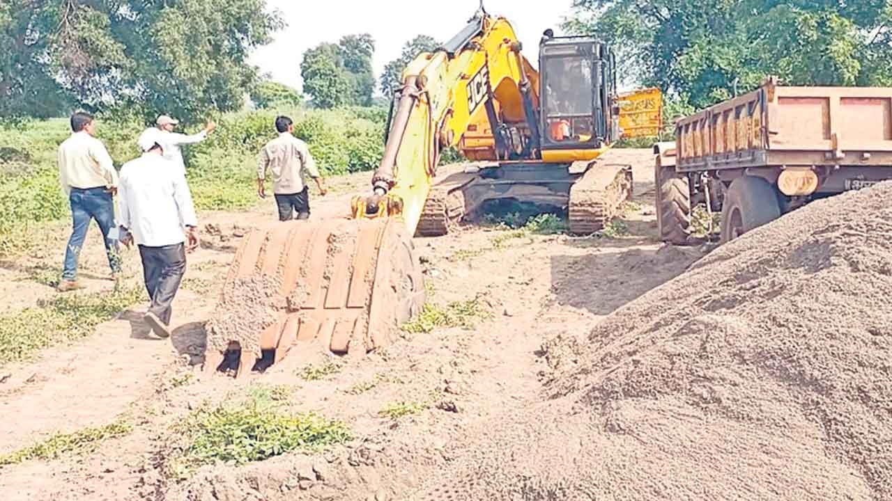 ఇసుక ట్రిప్పుల్లో గోల్‌మాల్‌..