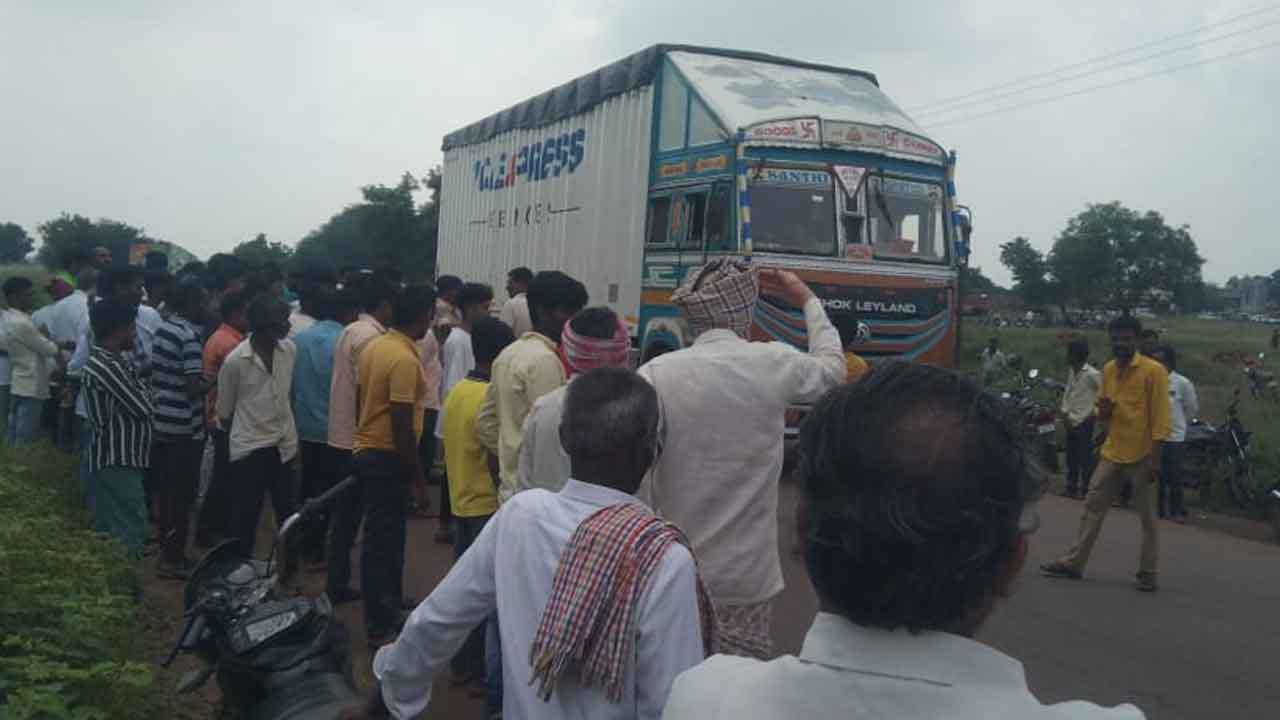 Sangareddy | రోడ్డు ప్రమాద బాధితులకు న్యాయం చేయాలంటూ గ్రామస్తుల ఆందోళన.. భారీగా ట్రాఫిక్‌ జామ్‌