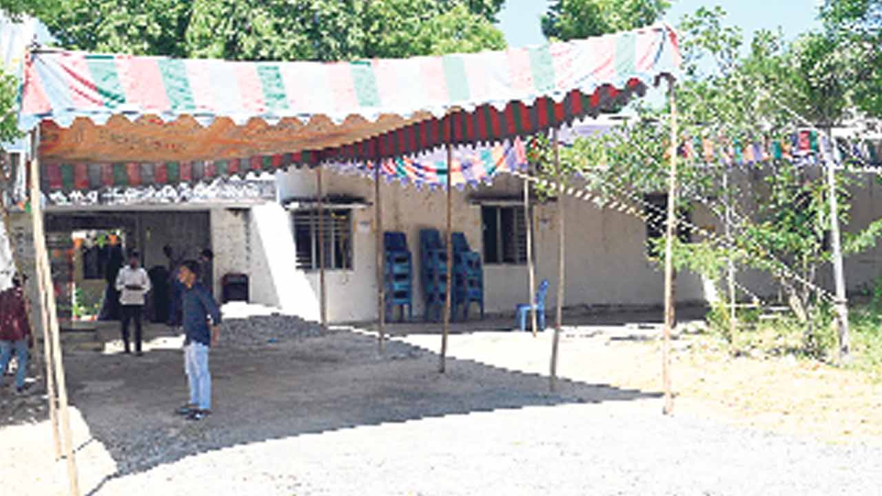 డీఎస్సీ అభ్యర్థుల నిరీక్షణ