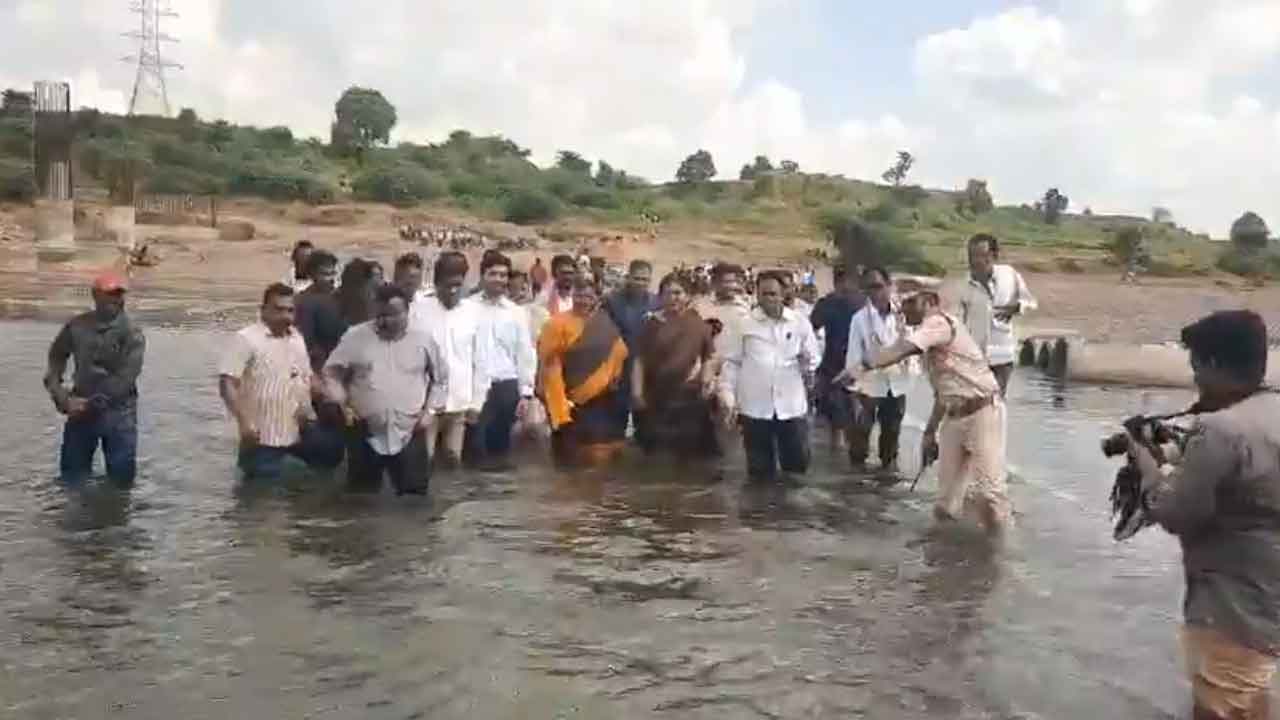 Minister Seethakka | వాగులో ఫొటోలకు ఫోజులిచ్చి.. సమస్యను గాలికొదిలేసిన మంత్రి! : వీడియో వైరల్‌