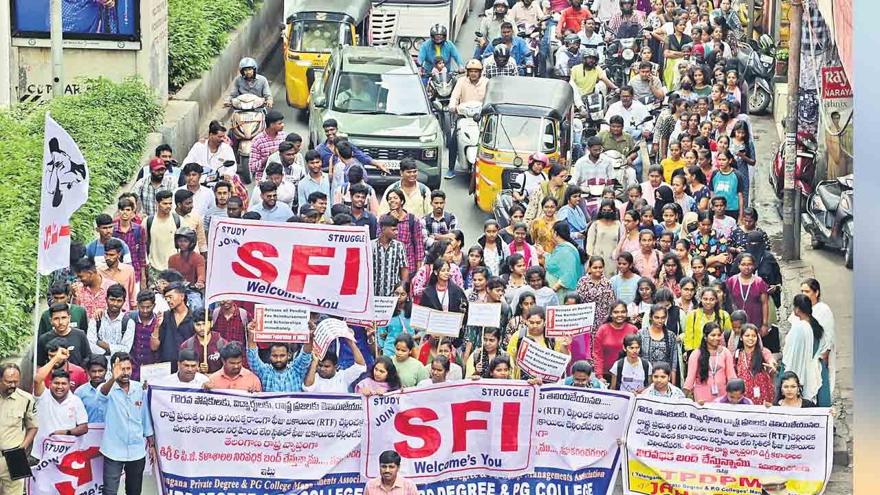 పెండింగ్‌ బోధనా రుసుములు, ఉపకార వేతనాలపై విద్యార్థుల నిరసన గళం