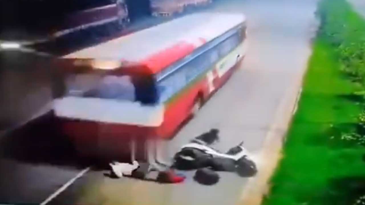 Road Accident | బస్సును ఓవర్‌టేక్‌ చేస్తుండగా అదుపుతప్పిన స్కూటర్‌.. యువకుడు మృతి.. వీడియో