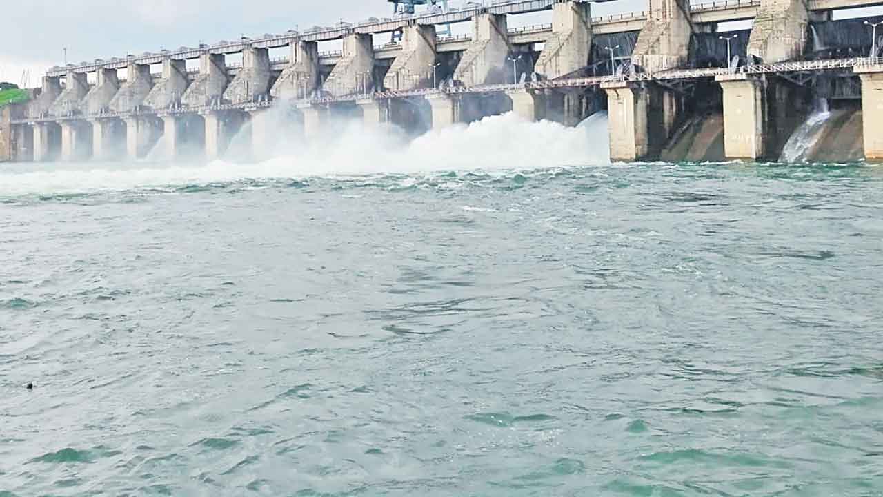 సింగూరుకు కొనసాగుతున్న వరద