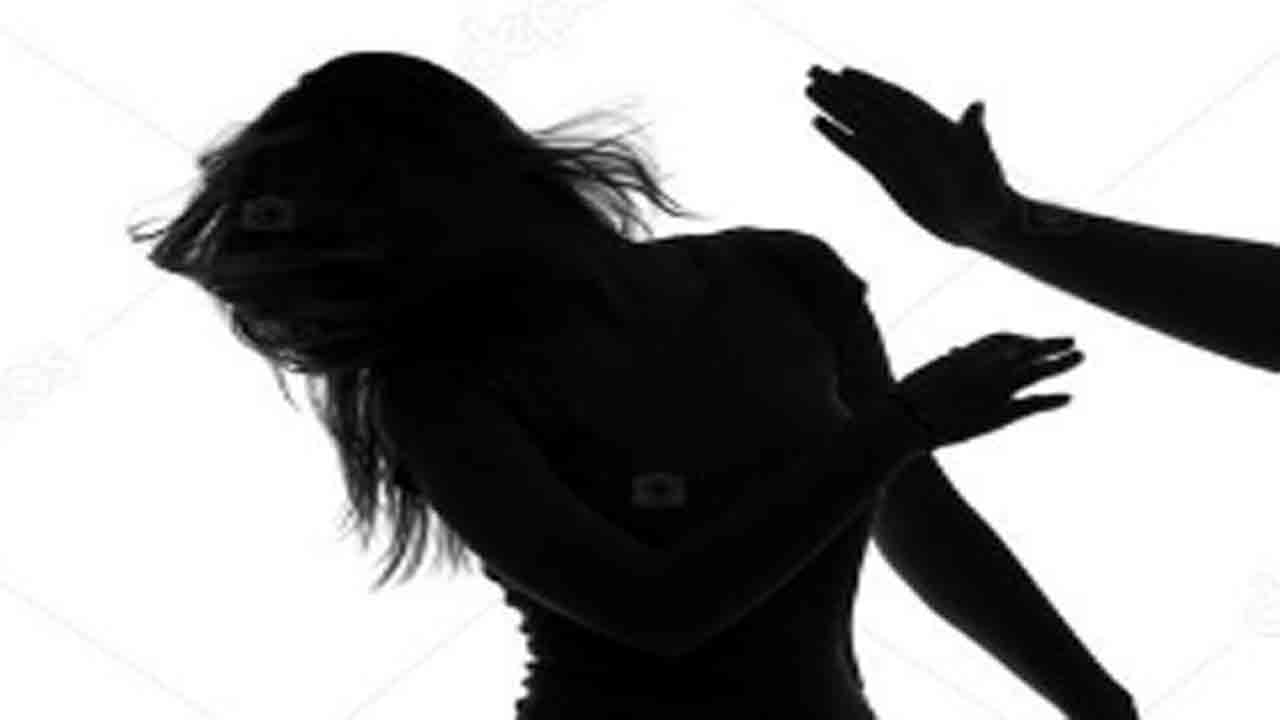 Tuition Teacher Slaps Girl | బాలిక చెంపపై కొట్టిన ట్యూషన్‌ టీచర్‌.. మెదడుకు గాయం వల్ల ప్రాణాలతో   పోరాటం