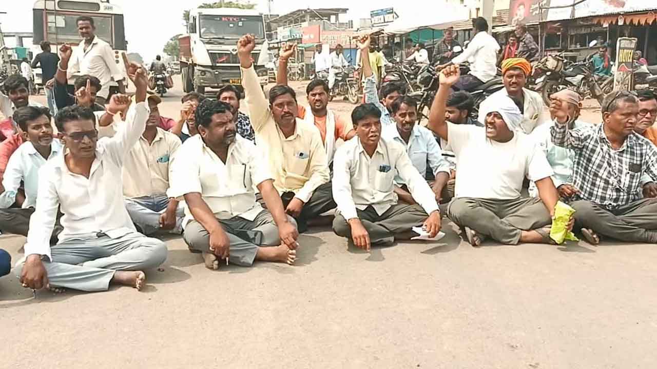 Adilabad | సోయా పంటను కొనుగోలు చేయాలని రైతుల ధర్నా