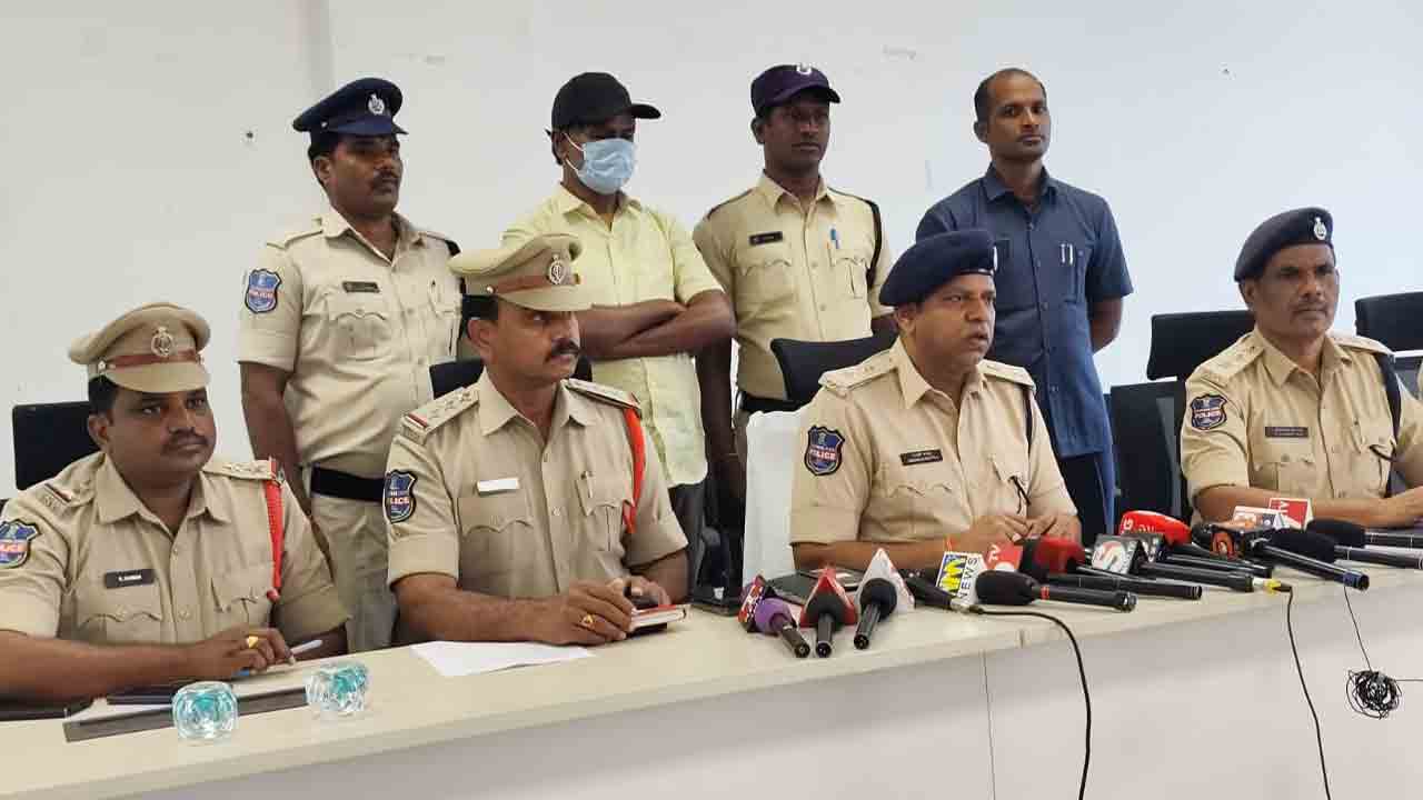 నక్సలైట్‌ పేరుతో బెదిరింపులు