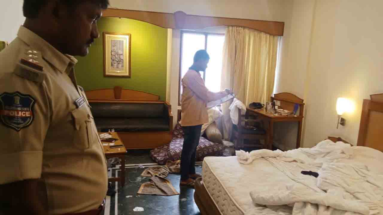 Secunderabad | సికింద్రాబాద్ తాజ్ 3 స్టార్ హోట‌ల్‌లో ఓ కుటుంబం ఆత్మ‌హ‌త్యాయ‌త్నం