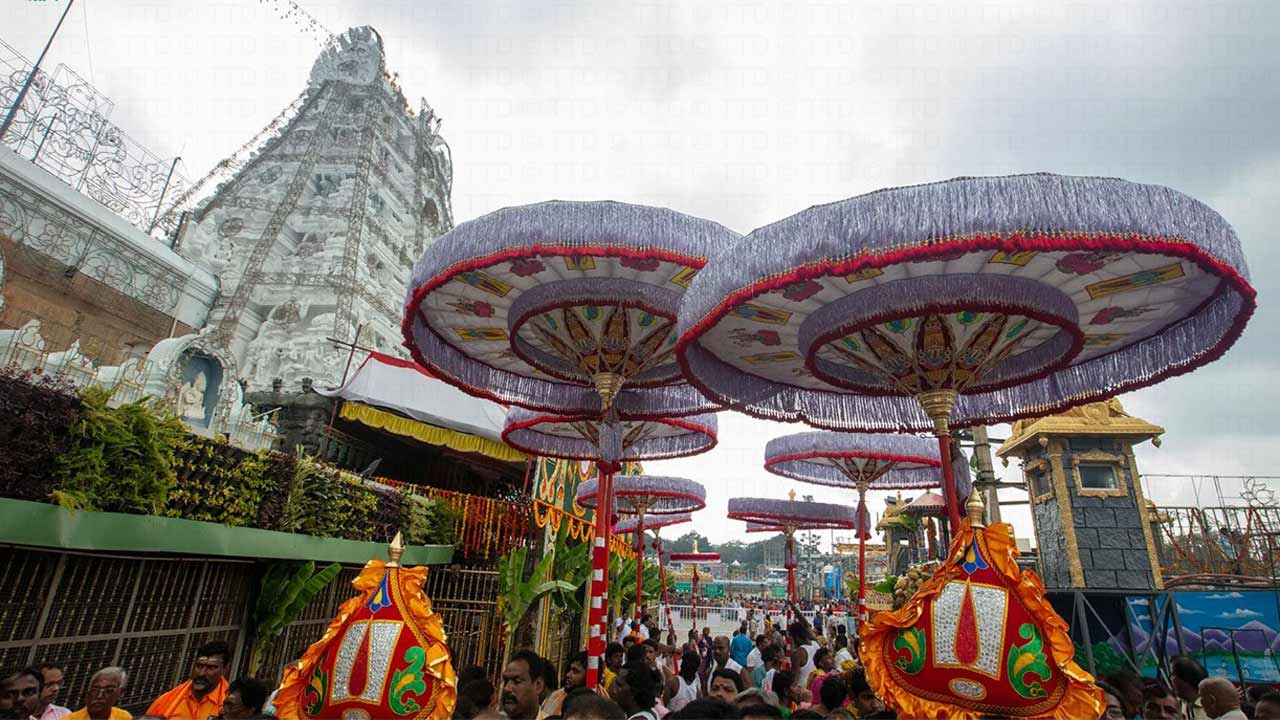 Tirumala | తిరుమల శ్రీవారికి చెన్నై గొడుగులు.. గరుడ సేవ నాడు శ్రీవారికి అలంకరణ