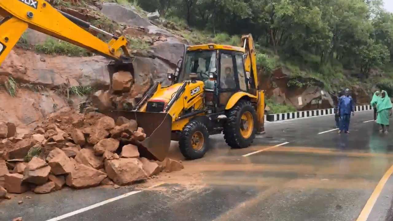 Tirumala | తిరుమల ఘాట్‌ రోడ్డులో విరిగిపడ్డ కొండచరియలు