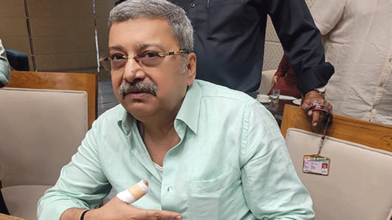 TMC MP Kalyan Banerjee: వ‌క్ఫ్ బిల్లుపై వాగ్వాదం.. గ్లాసు బాటిల్ ప‌గ‌ల‌గొట్టిన టీఎంసీ ఎంపీ వేళ్ల‌కు గాయం