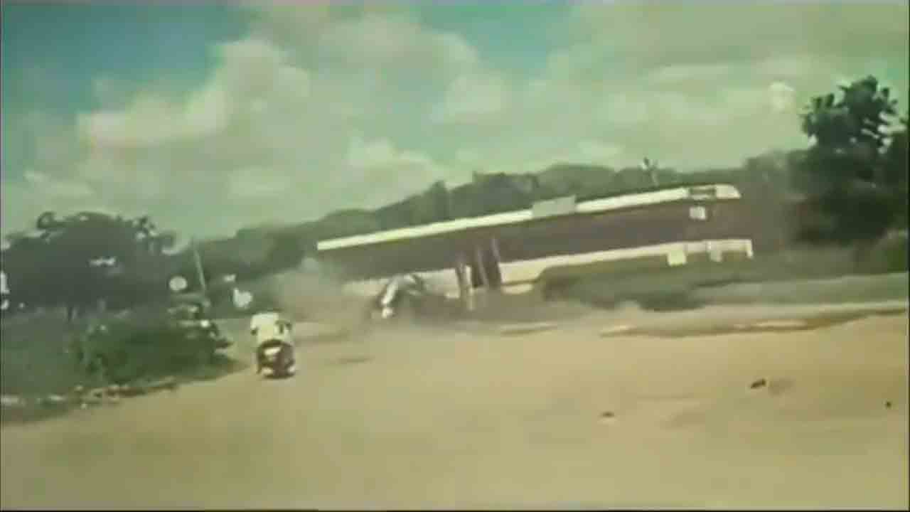 Road Accident | ఆర్టీసీ బ‌స్సు ఢీకొన‌డంతో మూడు ముక్క‌లైన ట్రాక్ట‌ర్.. ఇద్ద‌రు డ్రైవ‌ర్ల‌కు తీవ్ర గాయాలు.. వీడియో