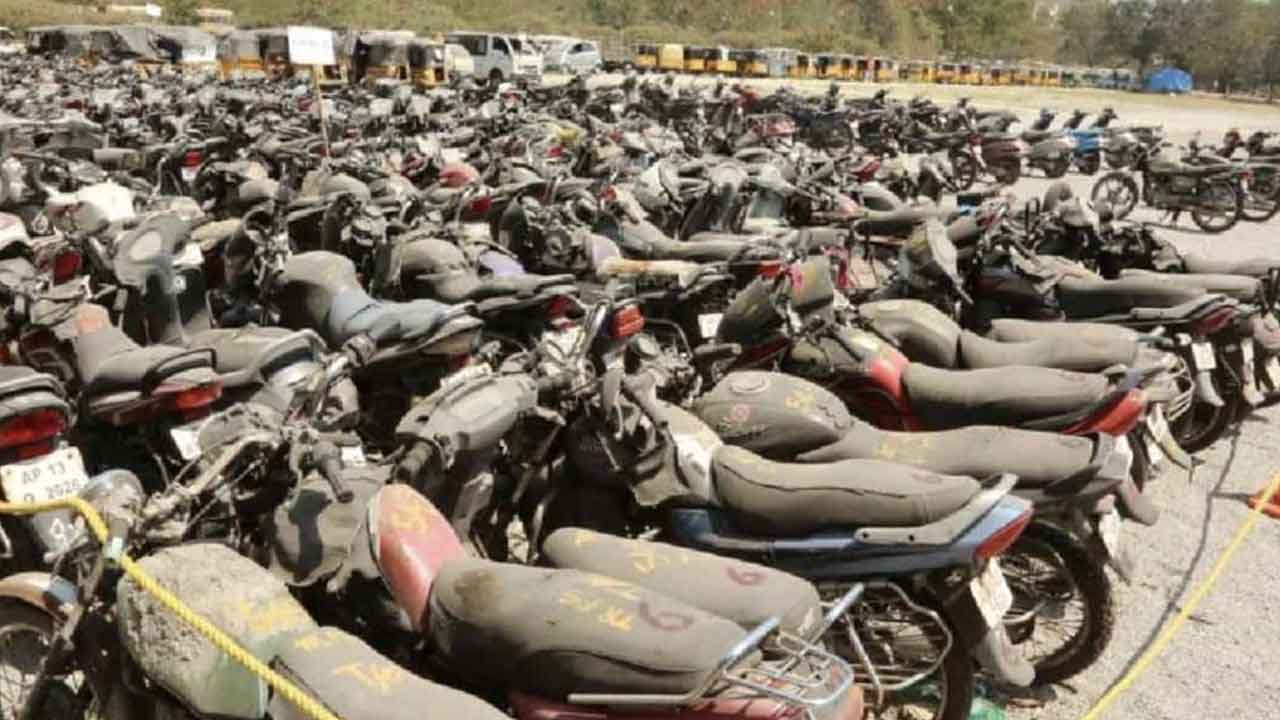 సిటీలో క్లెయిమ్‌ చేయని వాహనాల వేలం