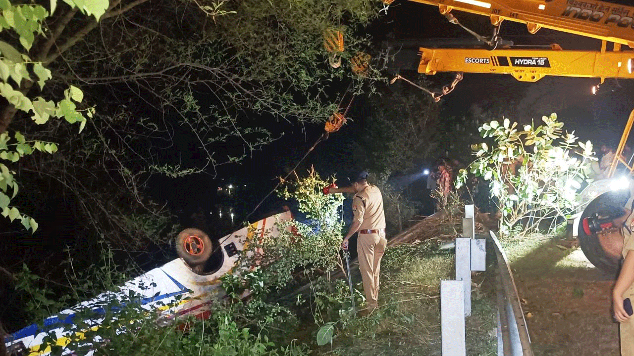 Bus Accident: డ్రైనేజీలో ప‌డ్డ బ‌స్సు.. ముగ్గురు మృతి, 24 మందికి గాయాలు