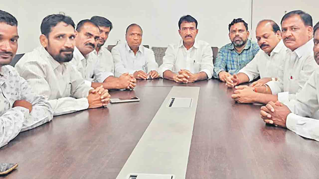 కాంగ్రెసోళ్లు చిల్లర రాజకీయాలు మానుకోవాలి