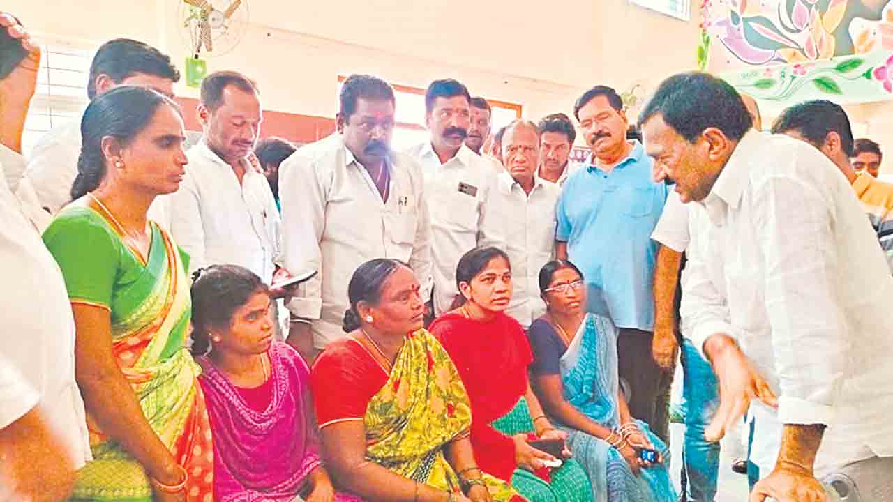 కిట్లు ఇవ్వలేని అసమర్థ ప్రభుత్వం