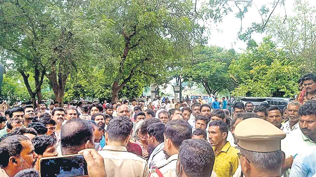 మృతదేహాల అప్పగింతలో ఉద్రిక్తత