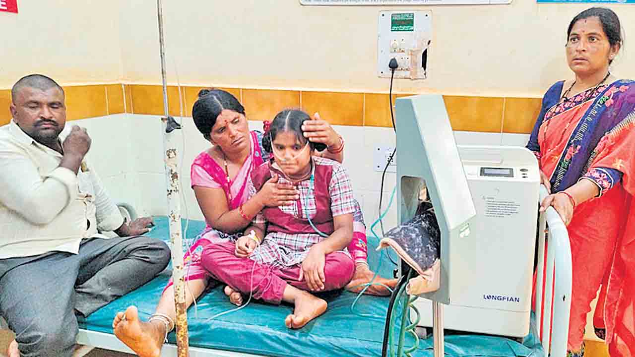 గురుకుల విద్యార్థినులకు అస్వస్థత