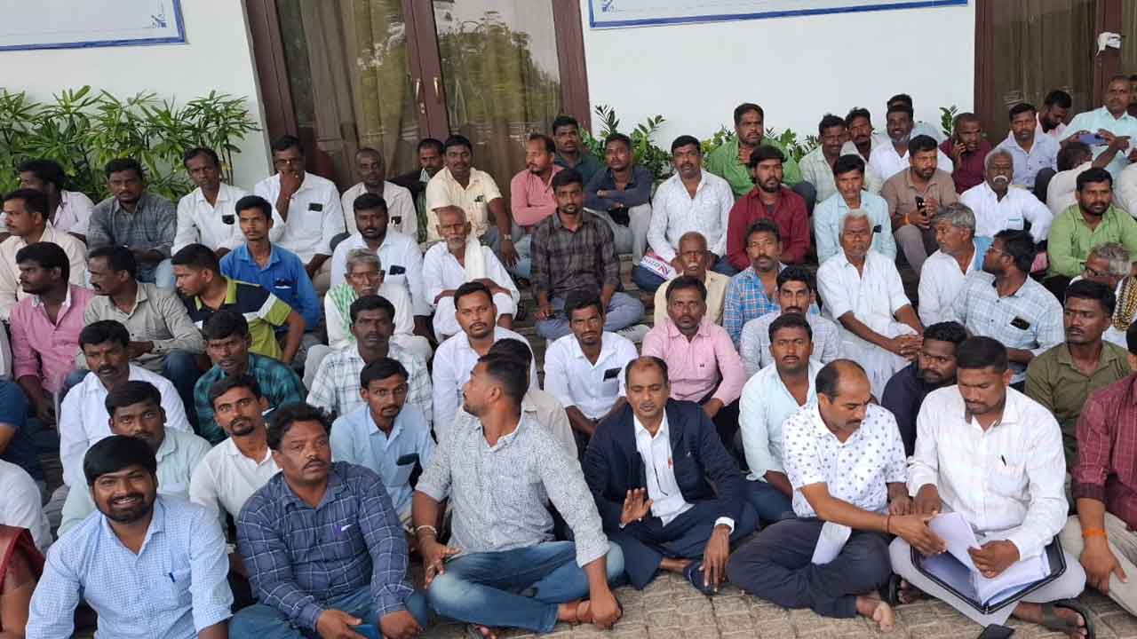VRAs protest | వారసత్వ ఉద్యోగాల కోసం ప్రజా భవన్ ఎదుట వీఆర్‌ఏల నిరసన
