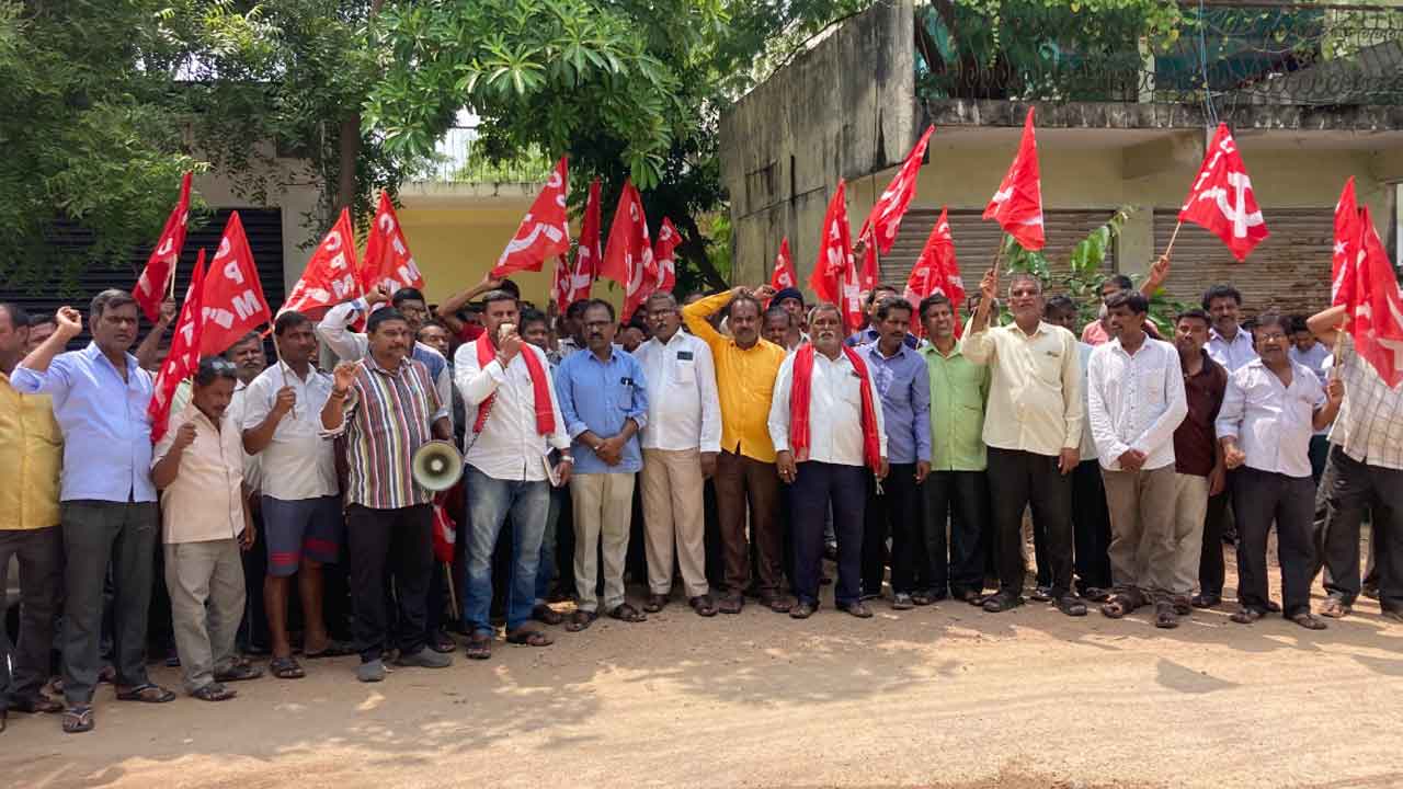 Weavers dharna | సిరిసిల్లలో చేనేత కార్మికుల భారీ ధర్నా