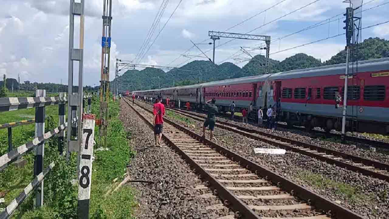 Railway Track | రైలు ప్రమాదానికి దారి తీసేలా మరో కుట్ర.. ట్రాక్‌పై ఆరు కిలోల బరువున్న చెక్క దిమ్మె