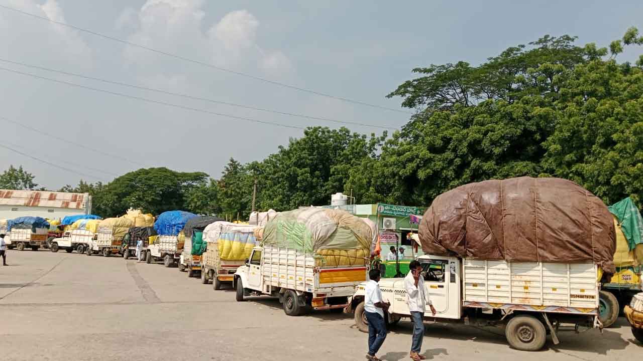 Adilabad | ఆదిలాబాద్ జిల్లాలో ప్రారంభం కాని పత్తి కొనుగోళ్లు.. ఇబ్బందులు పడుతున్న రైతులు