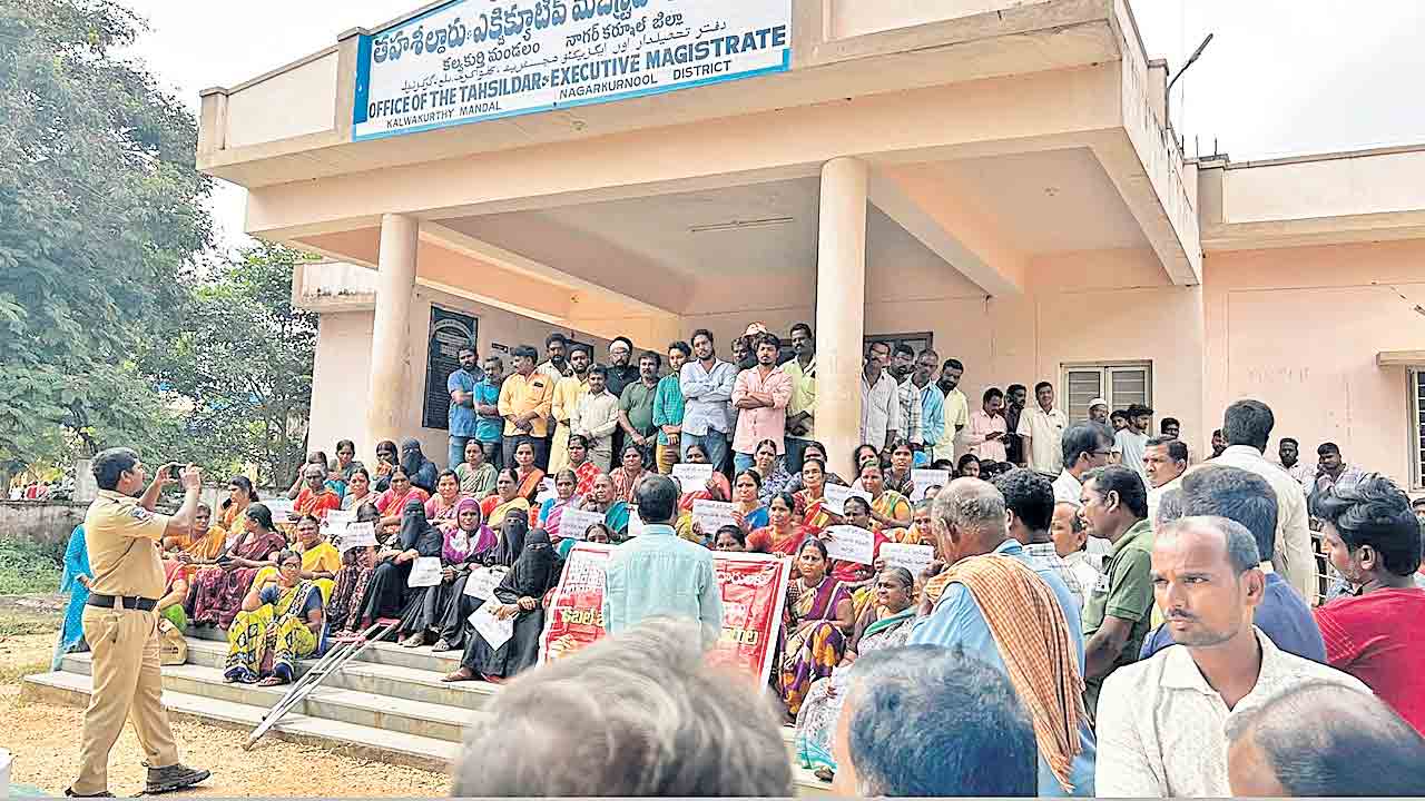 నాగర్‌కర్నూర్‌లో డబుల్‌ ఇండ్ల కోసం ధర్నా