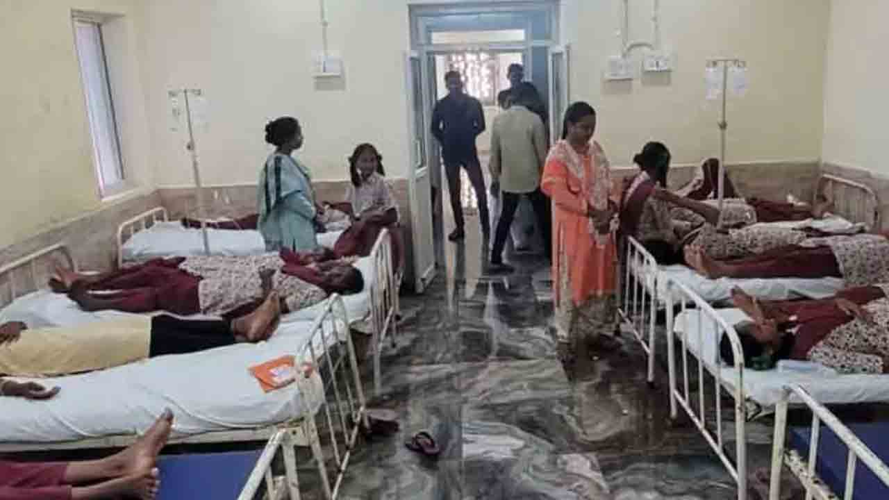 కోలుకోని ఆశ్రమ పాఠశాల విద్యార్థినులు