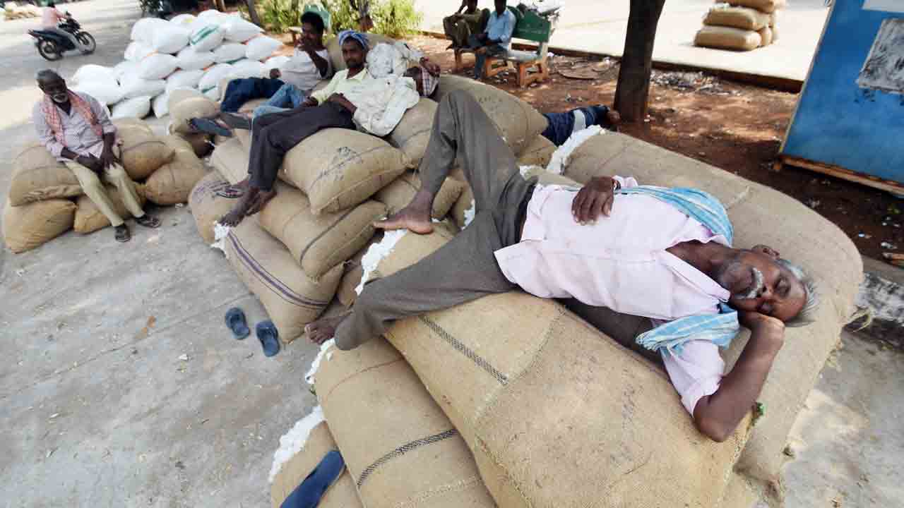 కొనుగోళ్లు తేక.. కాంటూలు కాక..