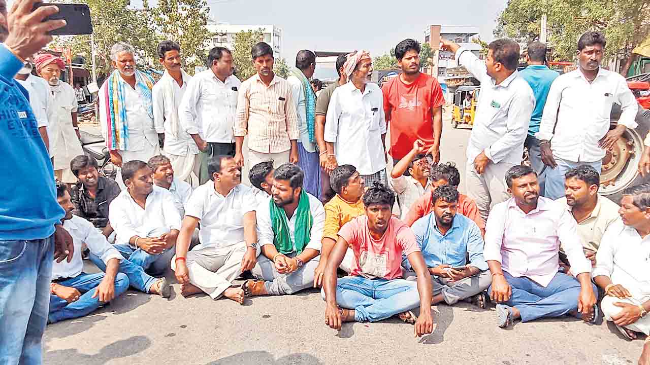 అన్నదాతల రాస్తారోకో