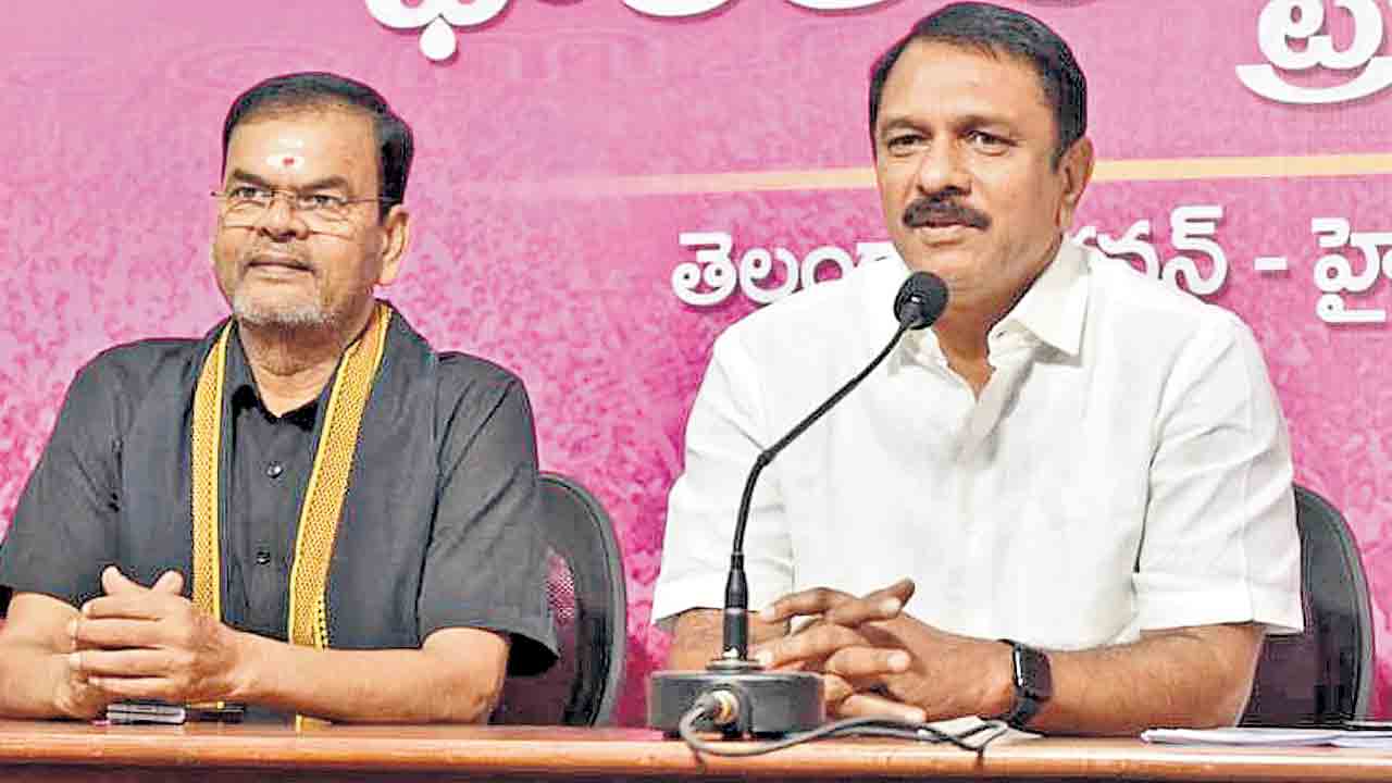 రేవంత్‌ ఎవరి కాళ్లు మొక్కడానికెళ్లారు?