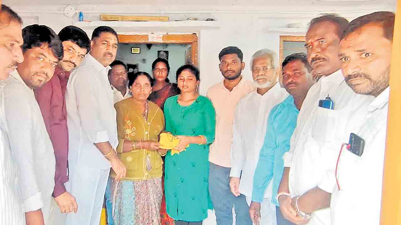 కానిస్టేబుల్‌ కుటుంబానికి కేటీఆర్‌ అండ