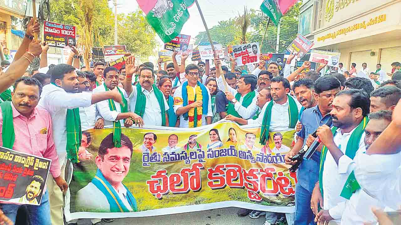 జగిత్యాల కొత్తబస్టాండ్‌ వద్ద సభలో మాట్లాడుతున్న మాజీ మంత్రి, ఎమ్మెల్యే హరీశ్‌రావు, చిత్రంలో మాజీ మంత్రులు గంగుల కమలాకర్‌, కొప్పుల ఈశ్వర్‌, కోరుట్ల ఎమ్మెల్యే డాక్టర్‌ సంజయ్‌ కల్వకుంట్ల, జగిత్యాల జిల్లా కోరుట్ల పట్టణంలోని ఎమ్మెల్యే డాక్టర్‌ సంజయ్‌ కల్వకుంట్ల పాదయాత్రను ప్రారంభిస్తున్న మాజీ మంత్రి, బాల్కొండ ఎమ్మెల్యే ప్రశాంత్‌రెడ్డి, బీఆర్‌ఎస్‌ జగిత్యాల జిల్లా అధ్యక్షుడు కల్వకుంట్ల విద్యాసాగర్‌రావు